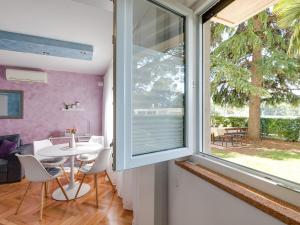 Zimmer mit einem Fenster, einem Tisch und Stühlen in der Unterkunft Porec TWINS Apartment in Poreč