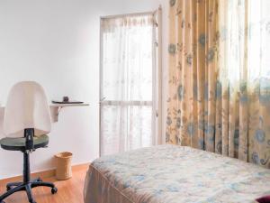 Cama o camas de una habitación en Pretty Holiday Home in Madrid with Solarium