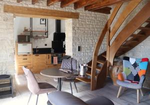 ein Wohnzimmer mit einem Tisch und Stühlen in der Unterkunft Gîte La Remise in Colombé-la-Fosse
