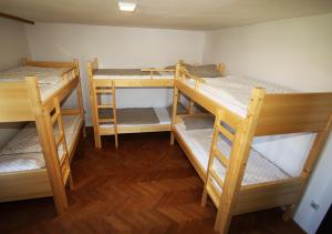 Katil dua tingkat atau katil-katil dua tingkat dalam bilik di Guesthouse Škofije ob Parenzani