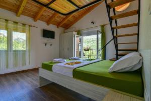 1 dormitorio con 1 cama verde grande en una habitación en Lakeview Apartments Anđela en Virpazar