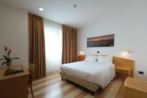 Posteľ alebo postele v izbe v ubytovaní Hotel Portavaldera
