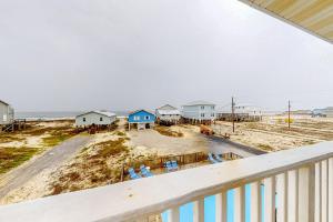 - une vue depuis le balcon d'une maison de plage dans l'établissement Purple House, à Gulf Shores
