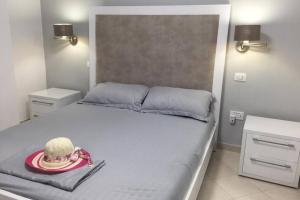 Een bed of bedden in een kamer bij Modern Sea View Apartment For a Perfect Holiday