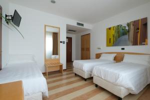 Posteľ alebo postele v izbe v ubytovaní Hotel Portavaldera
