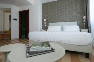 Posteľ alebo postele v izbe v ubytovaní Hotel Portavaldera