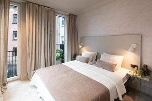 Postel nebo postele na pokoji v ubytování Redstone Apartments