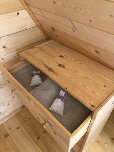un estante de madera en una sauna con zapatos en Lawendowy Brzeg, en Jaryszewo