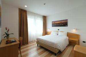 Posteľ alebo postele v izbe v ubytovaní Hotel Portavaldera