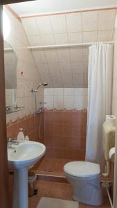 A bathroom at Rita-Vár Szálláshely