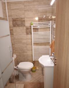 A bathroom at Rita-Vár Szálláshely