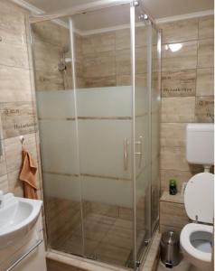 A bathroom at Rita-Vár Szálláshely