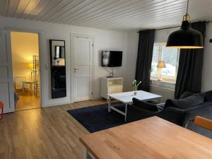 a living room with a couch and a table at Lillhuset Norr Sälens By in Sälen