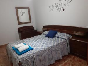 1 dormitorio con 1 cama con 2 toallas en Pauliva, en Arévalo