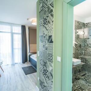 a bathroom with a green wall with a sink at Piroska Fogadója in Siófok