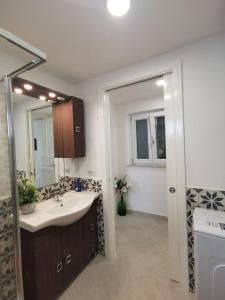 W łazience znajduje się umywalka i lustro. w obiekcie Emidio House w mieście Termini