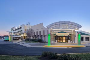 un gran edificio con dosel de cristal en un aparcamiento en Holiday Inn Washington-College Pk I-95, en College Park