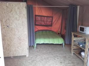 Postel nebo postele na pokoji v ubytování Camping des eydoches - 3 étoiles + 31 fotografií