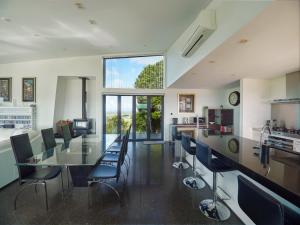 Gallery image of Parua Bay home with everything you'll need in Parua Bay