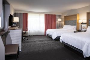 um quarto de hotel com duas camas e uma televisão em Holiday Inn Washington-College Pk I-95 em College Park