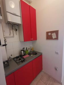 Kuchyň nebo kuchyňský kout v ubytování Tiny apartment in city center