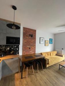salon z kanapą i stołem w obiekcie Kawka na Grobli we Wrocławiu