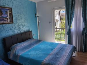 - une chambre dotée d'un lit avec un mur bleu dans l'établissement Nikolaj Lux, à Nova Varoš