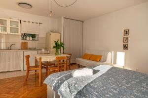 Kuchyň nebo kuchyňský kout v ubytování Charming tale apartments Modun19