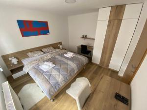 Habitación pequeña con cama y escritorio. en Apartman Edita en Virovitica