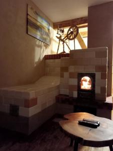 sala de estar con chimenea de ladrillo y mesa en Gajóweczka en Jałowo