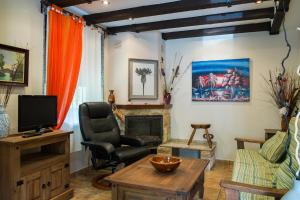 A television and/or entertainment centre at Casa Rural Les Cabañes