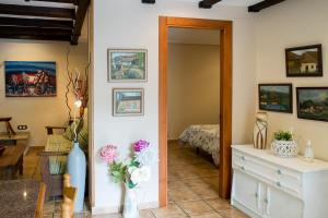 Habitación con cama, tocador y espejo. en Casa Rural Les Cabañes en Carbajal