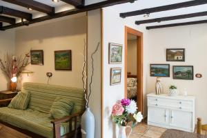 A seating area at Casa Rural Les Cabañes