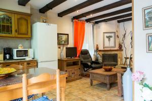 A kitchen or kitchenette at Casa Rural Les Cabañes
