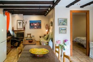 A seating area at Casa Rural Les Cabañes