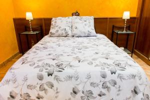 A bed or beds in a room at Casa Rural Les Cabañes