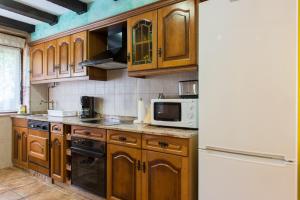 A kitchen or kitchenette at Casa Rural Les Cabañes