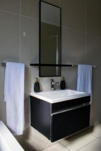 Bathroom sa Royal Xtian Greenstone Ridge