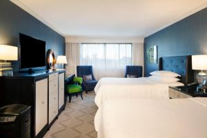 Un pat sau paturi într-o cameră la Melrose Georgetown Hotel +96 fotografii