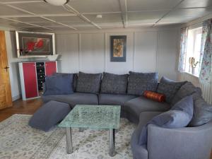 ein Wohnzimmer mit einem Sofa und einem Tisch in der Unterkunft Allgäu Apartment Rose im OG in Grünenbach