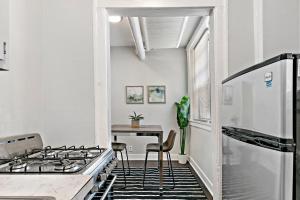 Comfy 1BR Apt Near Lakeview, Shops & Restaurants