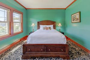 מיטה או מיטות בחדר ב-Classy Craftsman