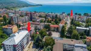 eine Luftansicht einer Stadt mit Meerblick in der Unterkunft Apartments Matjan in Ohrid