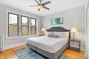 a bedroom with a bed and a ceiling fan at 2BR Apartment in Great Spot with Fast Wi-Fi - Roscoe 30 in Chicago