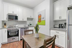 Imagen de la galería de 2BR City Apt with Dedicated Fast WiFi in Great Spot - Roscoe 30, en Chicago