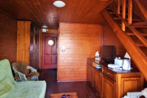 un soggiorno con divano e scrivania con TV di Overwater cottage - Slovak Tahiti, Senec a Senec