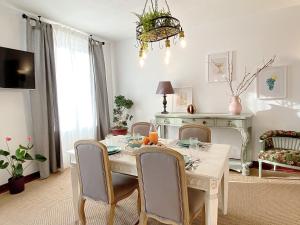 a dining room with a white table and chairs at Apartamento "Kanogal" in Labastida