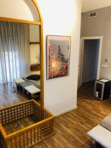 sala de estar con espejo y sofá en B&B Degli Artisti, en Lecce