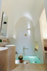 een badkamer met een wastafel en een bad bij Corte Manfredi in Alessano