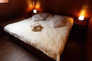 sypialnia z łóżkiem z dwoma pluszakami w obiekcie Overwater cottage - Slovak Tahiti, Senec w mieście Senec
